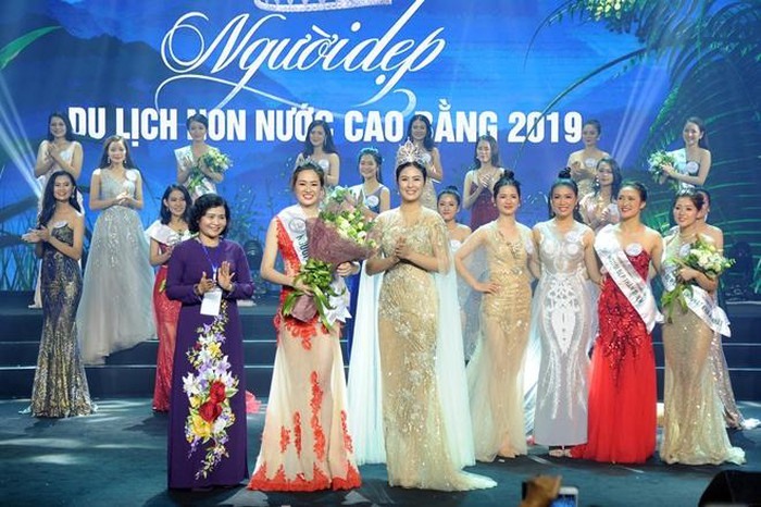 Hoa hậu Việt Nam năm 2010 - Đặng Thị Ngọc Hân trao giải Người đẹp thứ Ba cho thí sinh Lê Thùy Dương.