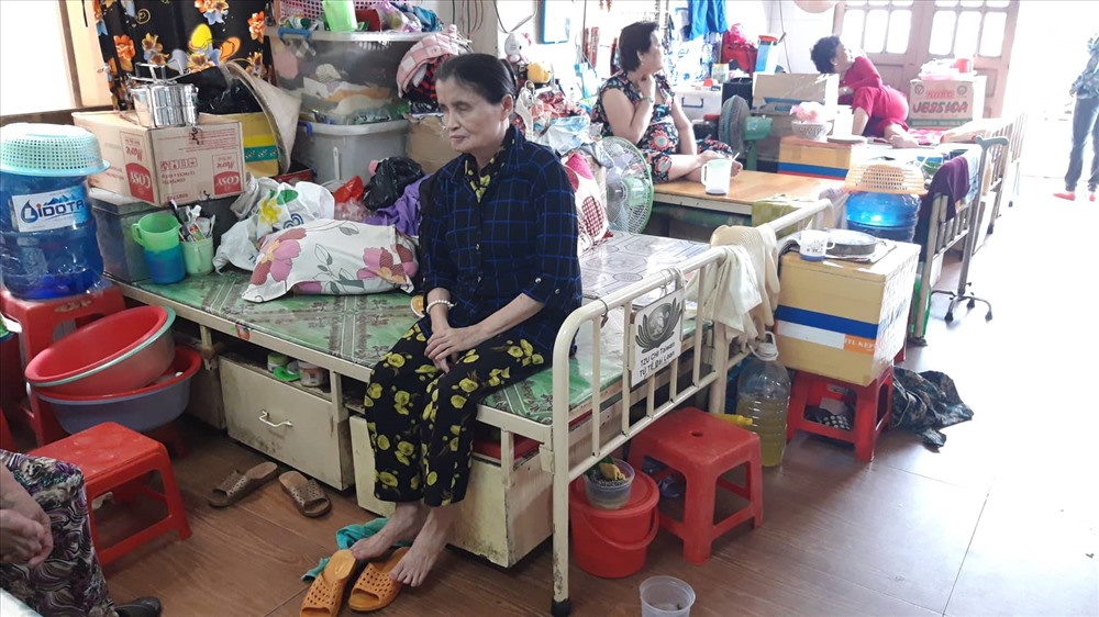 Một cụ bị mù lòa từ lâu, ăn uống và sinh hoạt hàng ngày đều nhờ đến sự giúp đỡ của sư cô trong chùa. Ảnh TK.