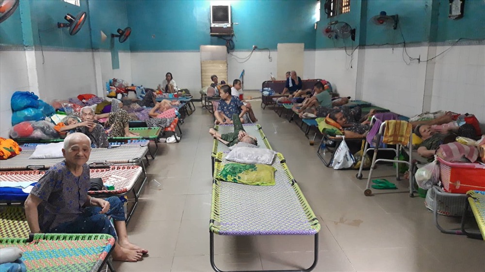 Còn cụ nào bệnh nặng sẽ được chuyển đến bệnh viện điều trị, hàng tháng có các bác sĩ thiện nguyện ở bệnh viện lớn trong thành phố đến khám. Ảnh TK.