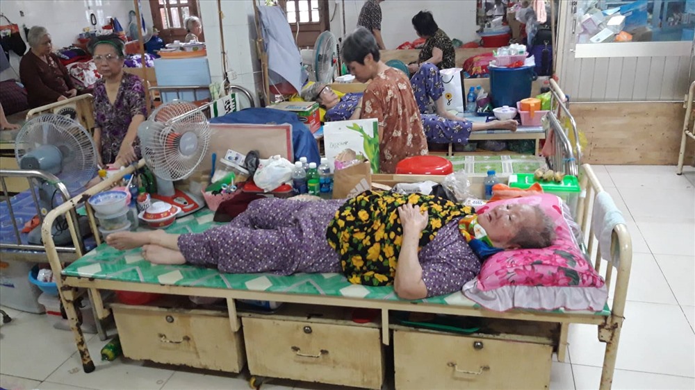 Trong chùa hiện có khoảng 37 cụ nằm một chỗ, mọi sinh hoạt cá nhân đều phải nhờ đến sự giúp đỡ của những cụ khỏe mạnh hơn. Ảnh TK.