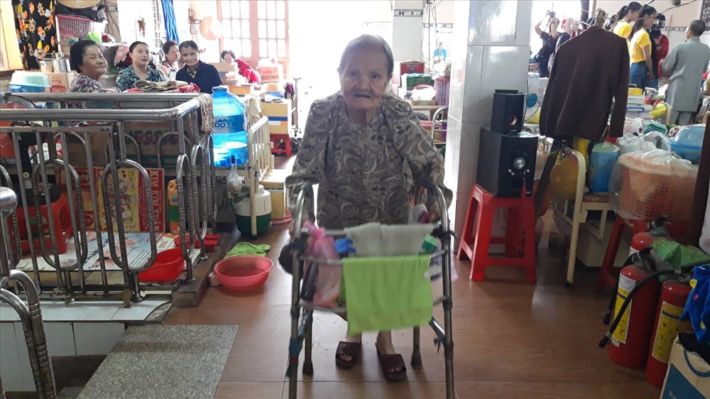 Một số cụ chân, tay đau yếu nên đi lại rất khó khăn. Ảnh TK.