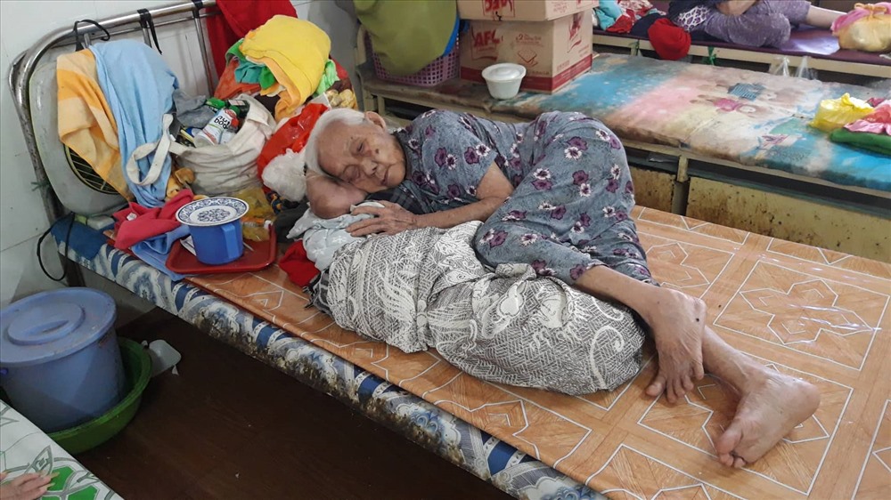 Cụ nào bệnh nhẹ sẽ được sư cô có bằng y khoa chăm sóc tại chỗ. Ảnh TK.