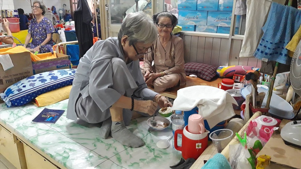 Tùy vào sức khỏe mỗi cụ mà khẩu phần ăn cũng khác nhau. Ảnh TK.