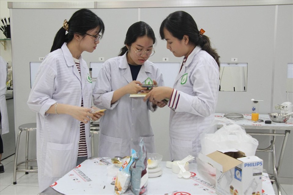 Toàn cầu hoá đem đến cơ hội làm việc cho các lao động có tay nghề cao. Ảnh minh hoạ: Sinh viên ĐH Quốc tế TPHCM thực hành trong phòng thí nghiệm. Toàn cầu hoá đem đến cơ hội làm việc cho các lao động có tay nghề cao. Ảnh minh hoạ: Sinh viên ĐH Quốc tế TPHCM thực hành trong phòng thí nghiệm.