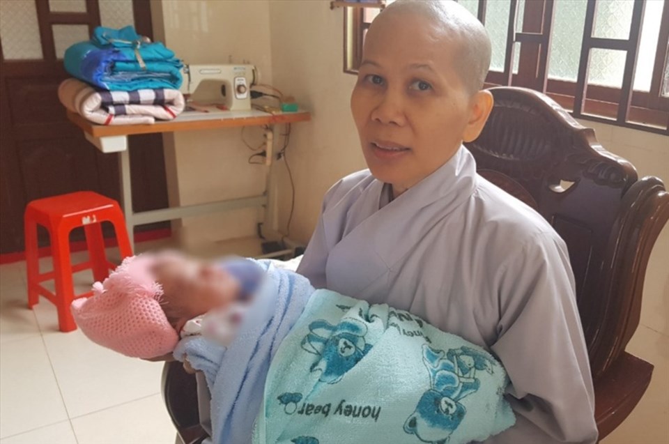 Để bé trai sơ sinh ở chùa cùng mảnh giấy “nhờ các sư nuôi giúp”.Ảnh: AX Để bé trai sơ sinh ở chùa cùng mảnh giấy “nhờ các sư nuôi giúp”.Ảnh: AX