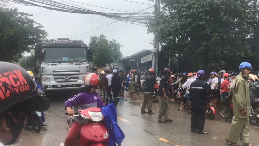 Vụ tai nạn khiến giao thông bị ùn ứ rối loạn qua khu vực này. Ảnh: Đình Trọng