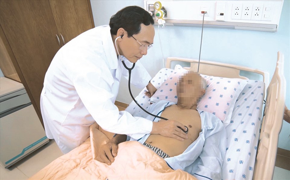 Bác sĩ đang thăm khám cho bệnh nhân. Bác sĩ đang thăm khám cho bệnh nhân.