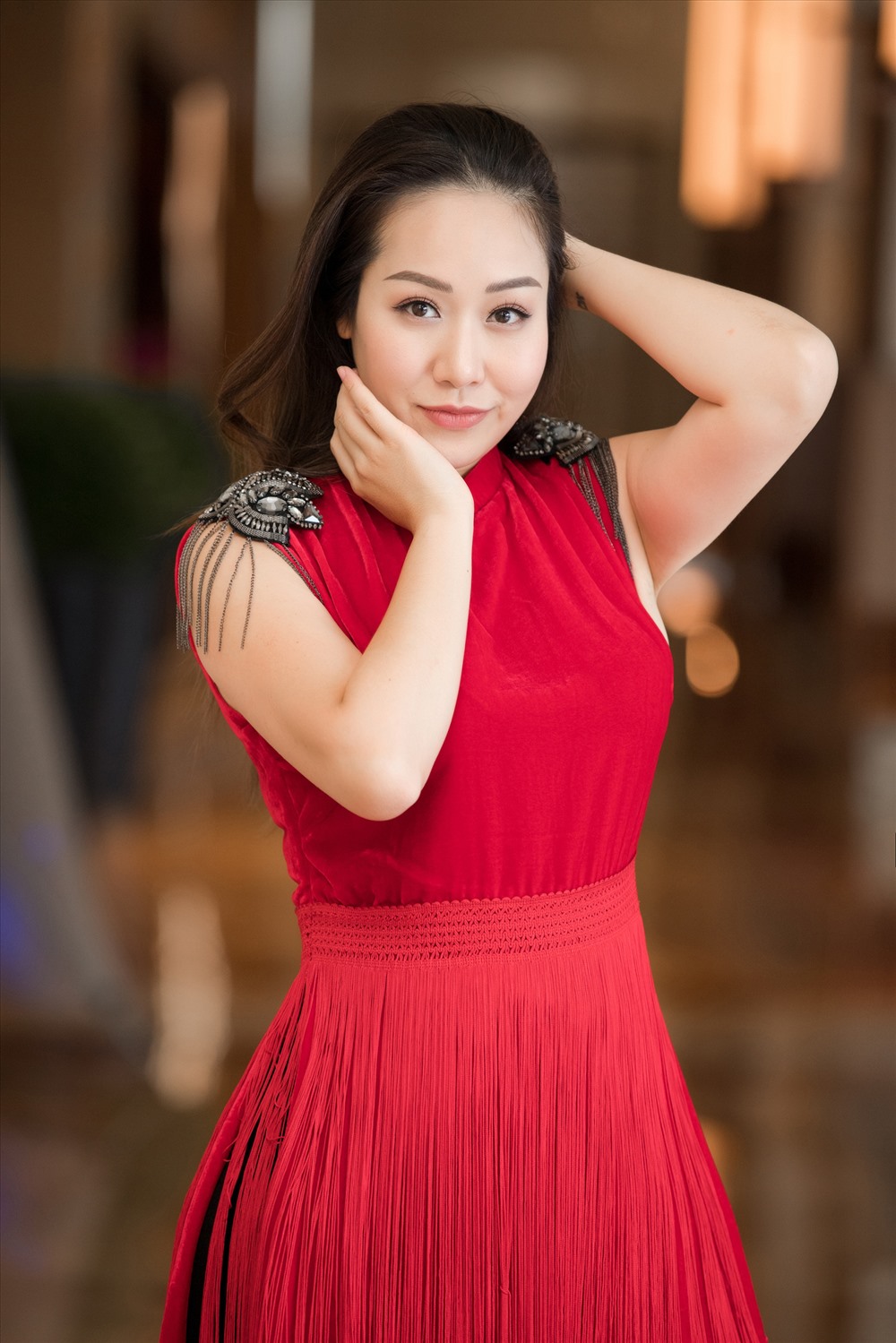 Người đẹp tự tin khoe vóc dáng trong tà áo dài cách tân.