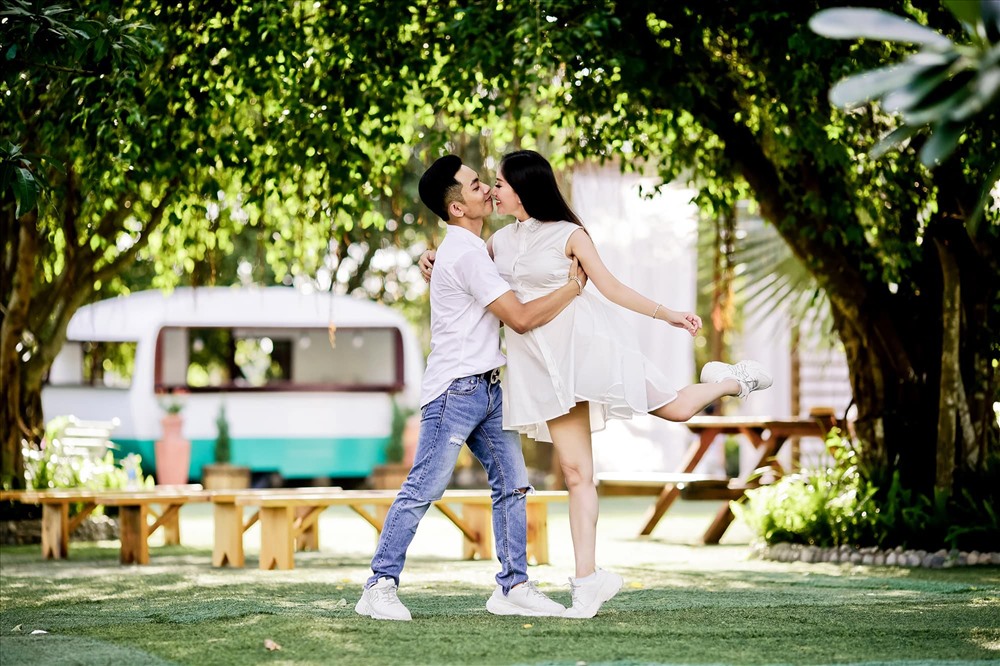 Cặp đôi viên mãn với gia đình hạnh phúc bên 2 con nhỏ.