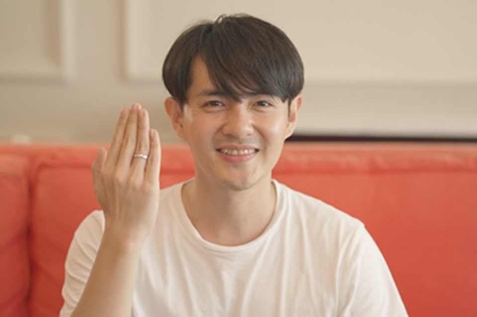 Ông Cao Thắng đeo nhẫn cưới kêu gọi casting cho phim Chiến dịch chống ế. Ông Cao Thắng đeo nhẫn cưới kêu gọi casting cho phim Chiến dịch chống ế.