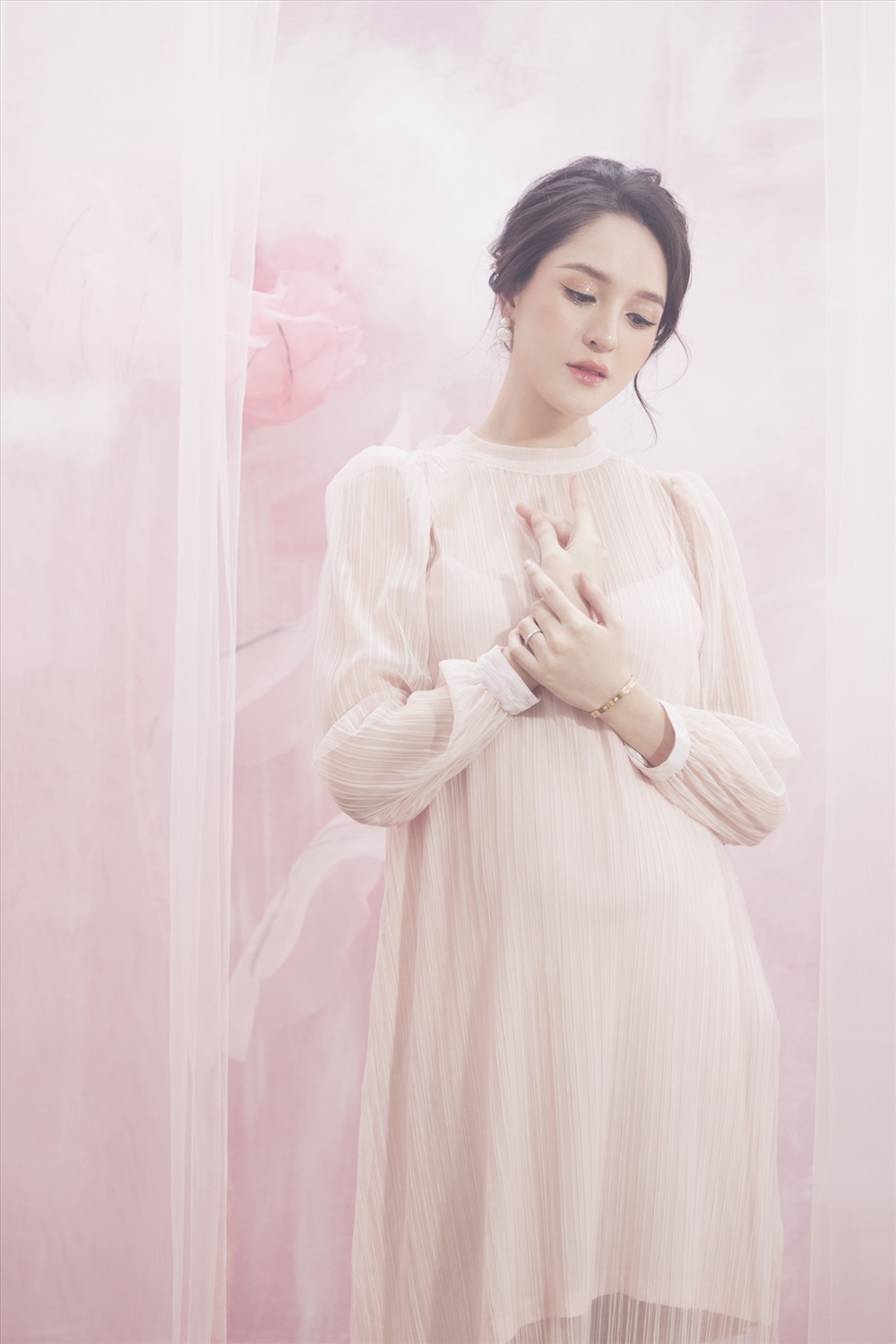 Á hậu Hoàng Anh đẹp dịu dàng trong những tháng cuối thai kỳ. Ảnh: Rose Ng.