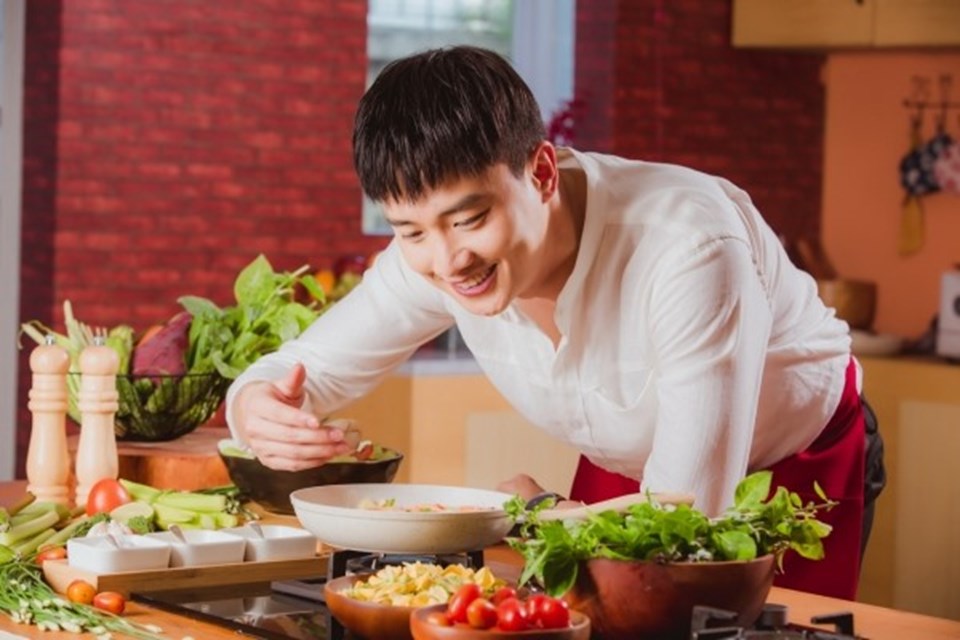 Trong Vào bếp đi con, Quốc Trường tự tay nấu bếp và kể những câu chuyện tuổi thơ. Trong Vào bếp đi con, Quốc Trường tự tay nấu bếp và kể những câu chuyện tuổi thơ.