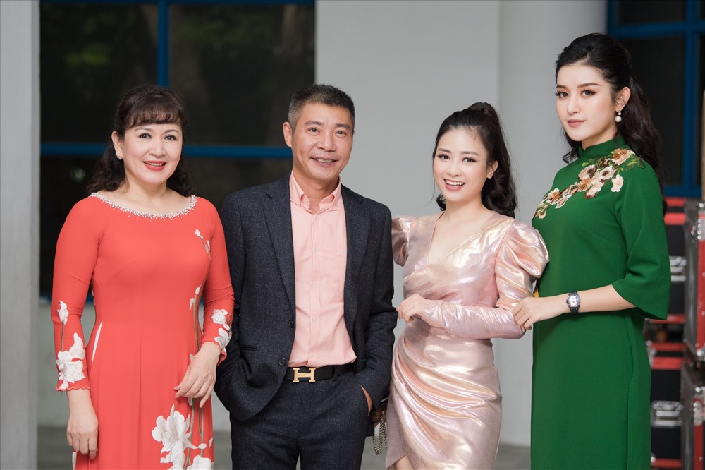 Ngoài NSND Công Lý và Á hậu Huyền My, ngồi “ghế nóng” cuộc thi Thanh lịch” còn có