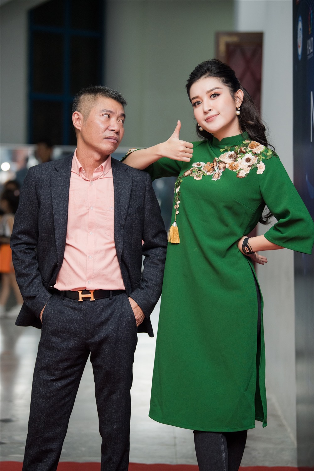 Cặp “chú - cháu” không ngại nhí nhố chụp hình kỷ niệm tại sự kiện. Ảnh: Vũ Toàn.