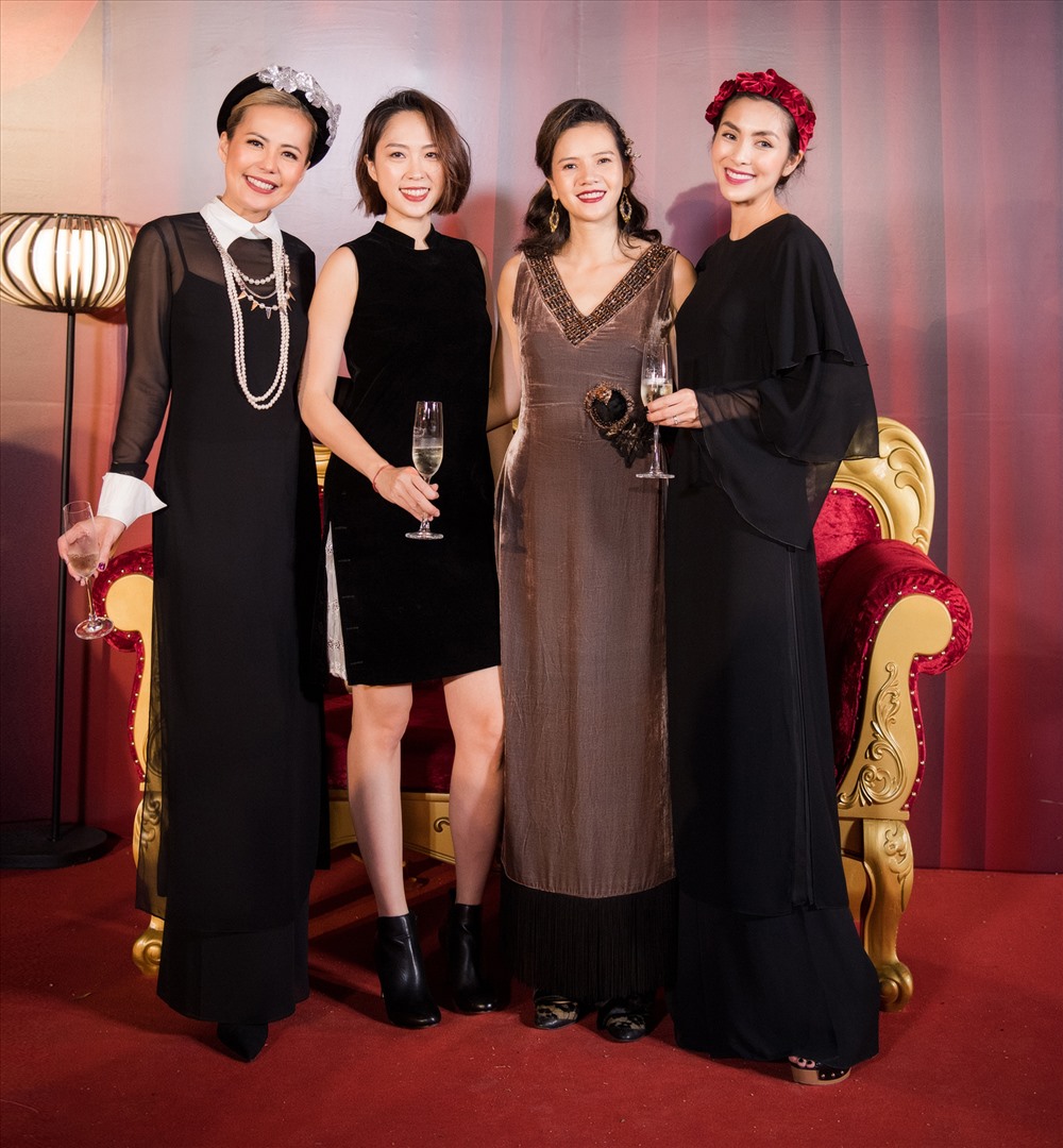 Người đẹp khoe nhan sắc bên các mỹ nhân tại show thời trang.