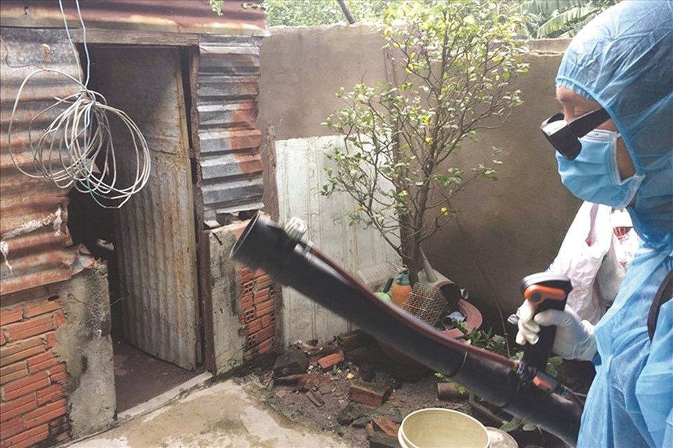 Phun thuốc diệt muỗi phòng chống bệnh sốt xuất huyết. Phun thuốc diệt muỗi phòng chống bệnh sốt xuất huyết.