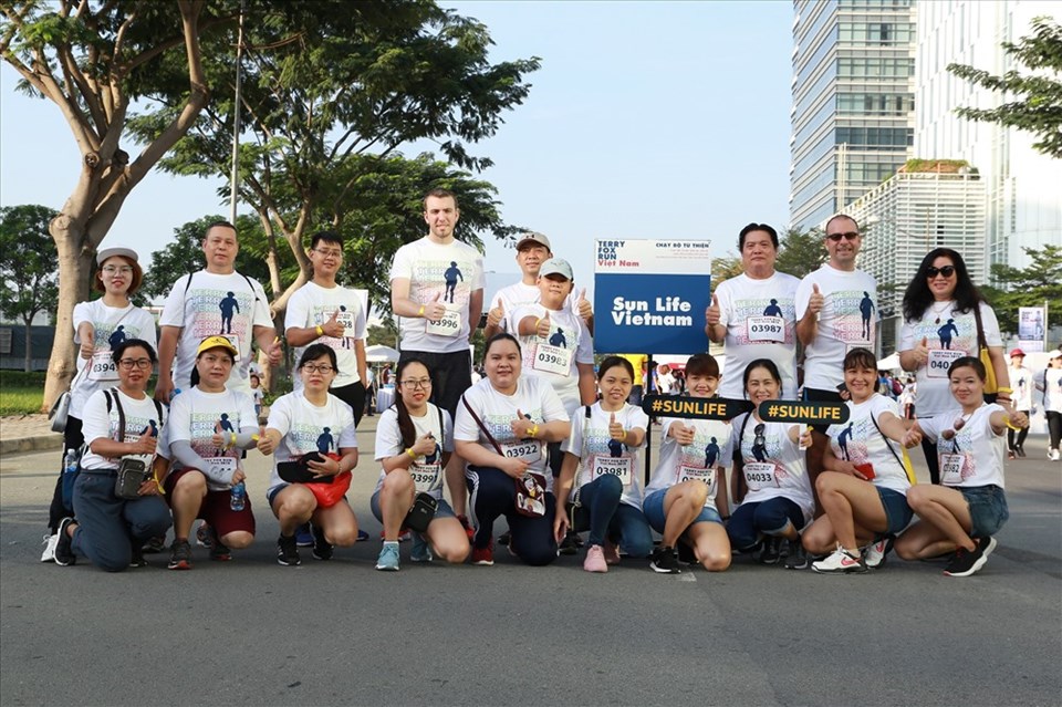 Các tư vấn tài chính, nhân viên của Sun Life Việt Nam cùng người thân tham gia chạy bộ từ thiện Terry Fox Run 2019. Các tư vấn tài chính, nhân viên của Sun Life Việt Nam cùng người thân tham gia chạy bộ từ thiện Terry Fox Run 2019.