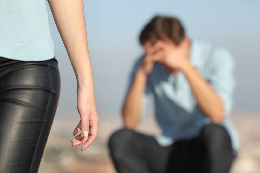 Anh cũng đã suy sụp và ngã quỵ ngay khi em quay lưng bỏ đi