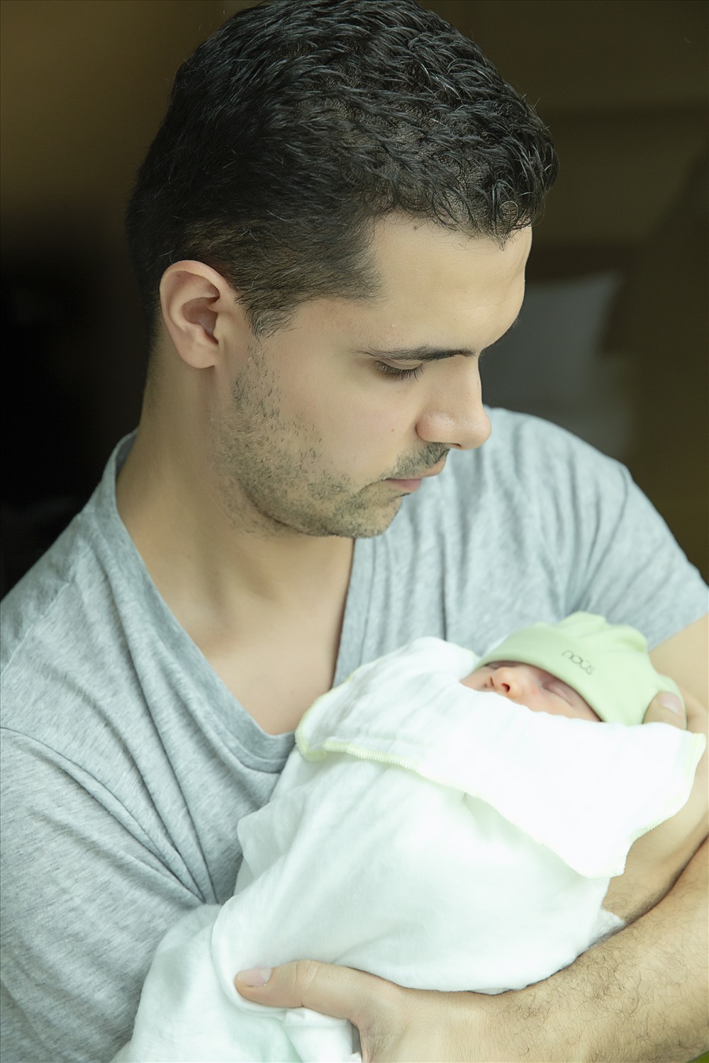 Đặc biệt ông xã của nữ MC khá khéo léo khi phụ giúp vợ chăm sóc em bé mới chào đời.