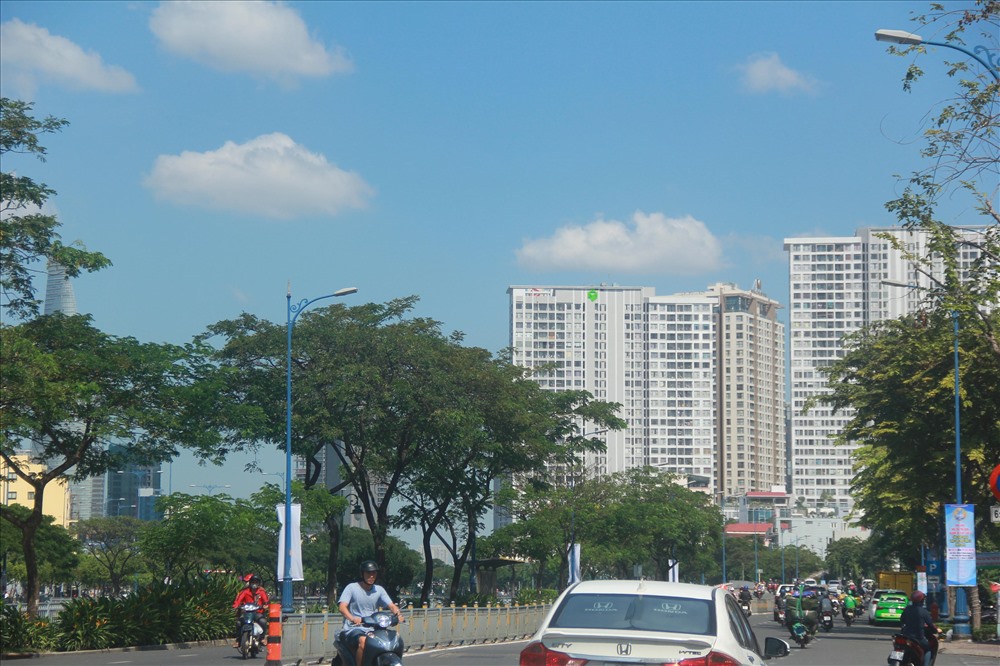 Bầu trời TPHCM quang đãng, trong xanh vào chiều 27.11.