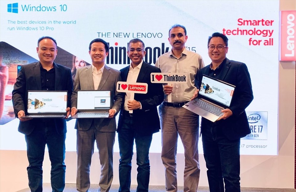 Đại diện Lenovo và Intel trong buổi ra mắt sản phẩm ThinkBook 14 và ThinkBook 15 mới. Đại diện Lenovo và Intel trong buổi ra mắt sản phẩm ThinkBook 14 và ThinkBook 15 mới.