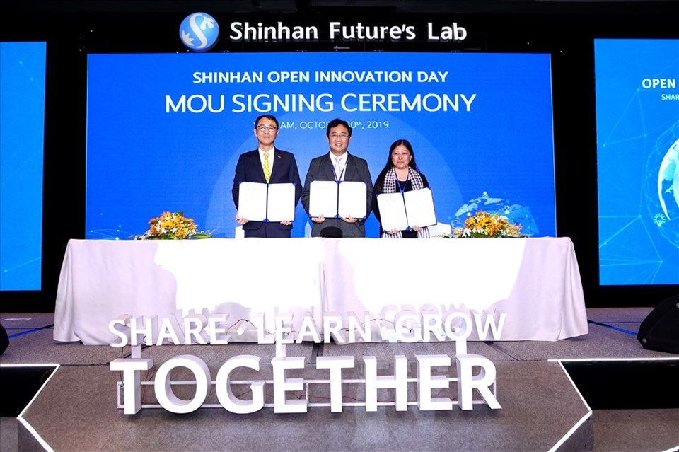Đại diện của Ngân hàng Shinhan, NATEC và Open Innovation Việt Nam tại lễ ký kết biên bản ghi nhớ MOU. Đại diện của Ngân hàng Shinhan, NATEC và Open Innovation Việt Nam tại lễ ký kết biên bản ghi nhớ MOU.