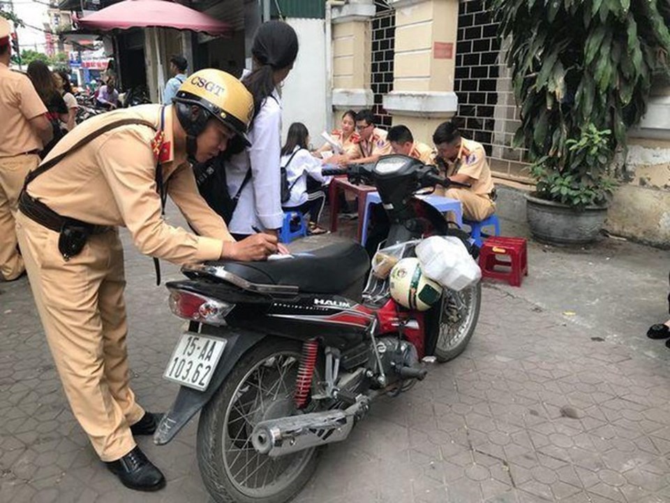 CSGT liên tục nhắc nhở, xử phạt các trường hợp sử dụng xe vi phạm luật giao thông. Ảnh CA HP CSGT liên tục nhắc nhở, xử phạt các trường hợp sử dụng xe vi phạm luật giao thông. Ảnh CA HP
