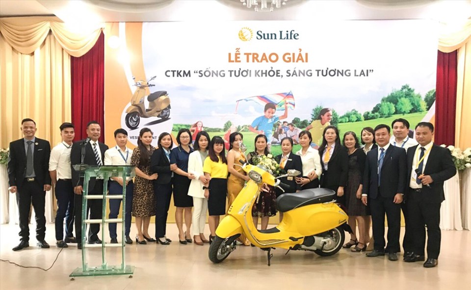 Khách hàng nhận Giải xe máy Vespa của chương trình "Sống tươi khỏe, Sáng tương lai" Khách hàng nhận Giải xe máy Vespa của chương trình "Sống tươi khỏe, Sáng tương lai"