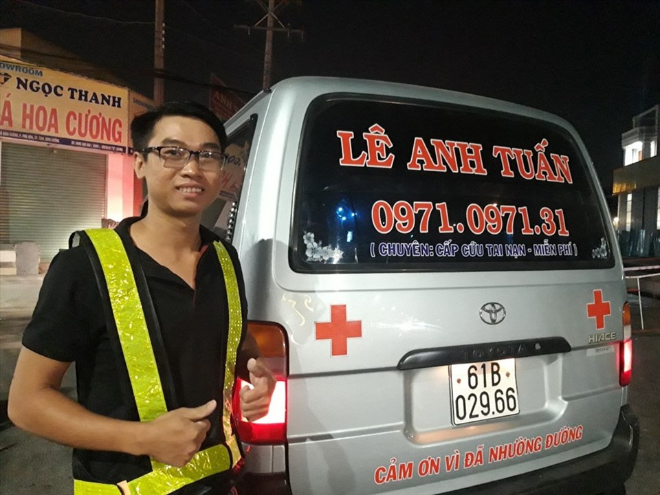 Lê Anh Tuấn - Chàng trai trẻ hỗ trợ người bị tai nạn giao thông. Ảnh: Đình Trọng Lê Anh Tuấn - Chàng trai trẻ hỗ trợ người bị tai nạn giao thông. Ảnh: Đình Trọng