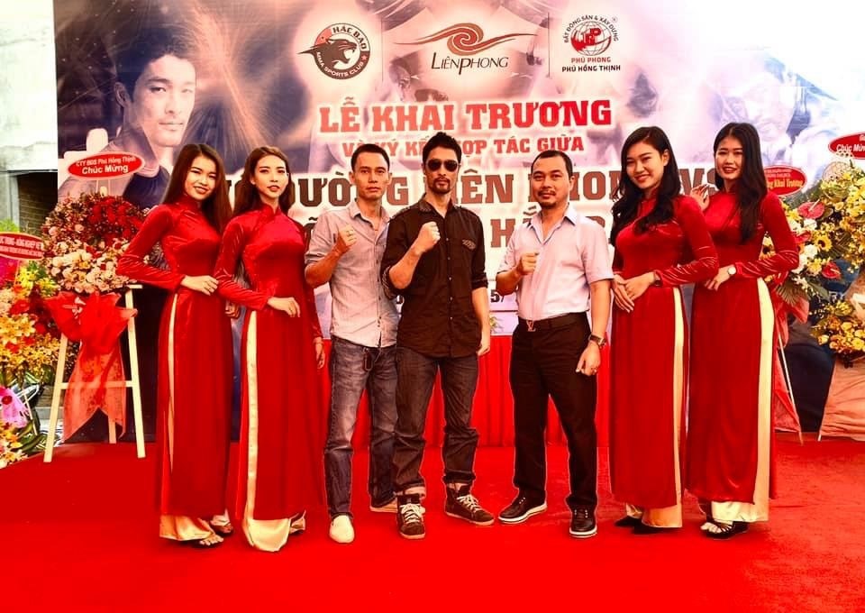 Diễn viên Johnny Trí Nguyễn tham dự khai trương võ đường Hắc Báo MMA Club Diễn viên Johnny Trí Nguyễn tham dự khai trương võ đường Hắc Báo MMA Club