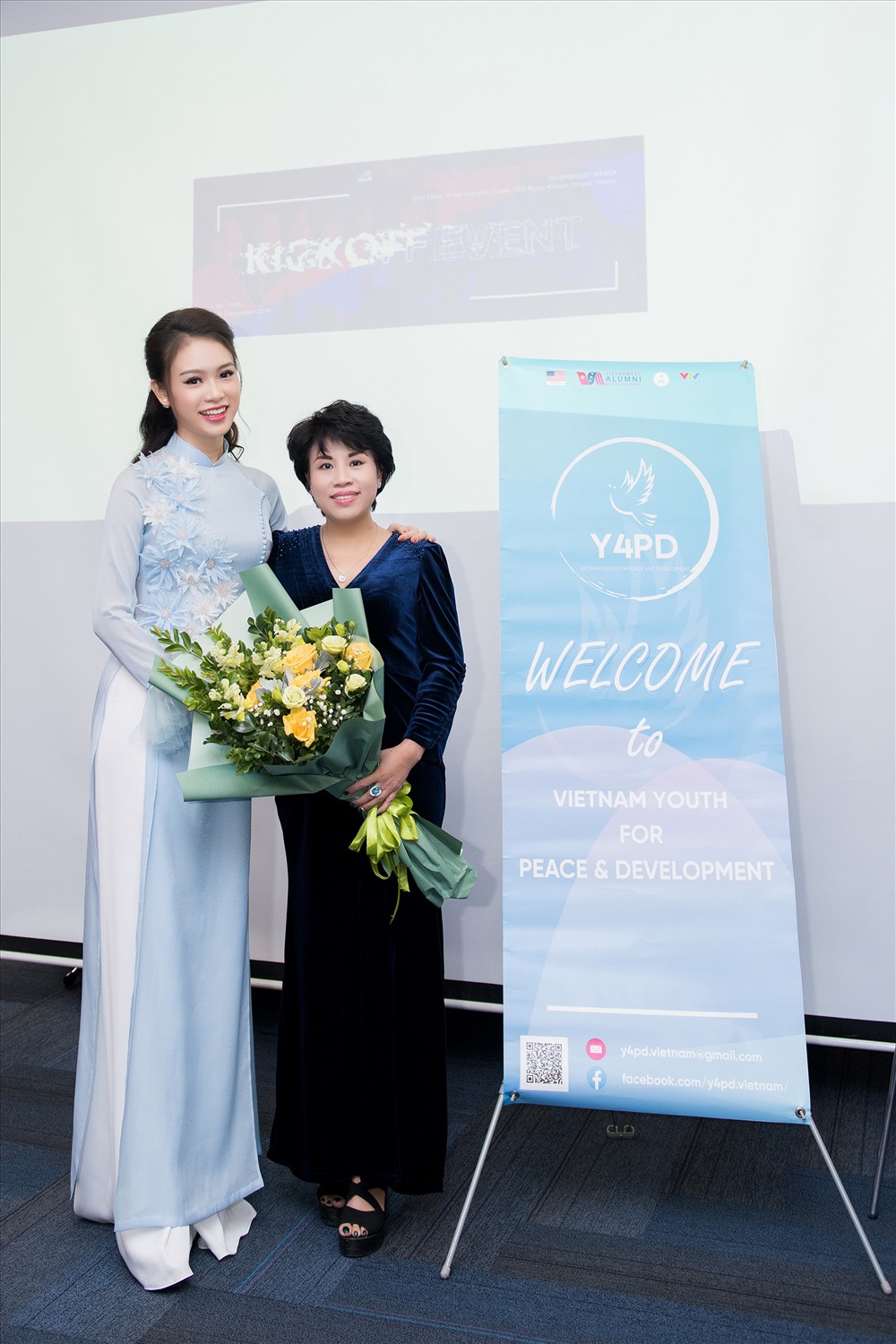 Mẹ của Ngọc Vân cũng đến chúc mừng con gái giỏi giang.