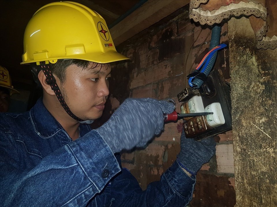Công nhân EVNHCMC sửa hệ thống điện nhà của một hộ dân có hoàn cảnh khó khăn ở Quận 11. Ảnh Nam Dương Công nhân EVNHCMC sửa hệ thống điện nhà của một hộ dân có hoàn cảnh khó khăn ở Quận 11. Ảnh Nam Dương