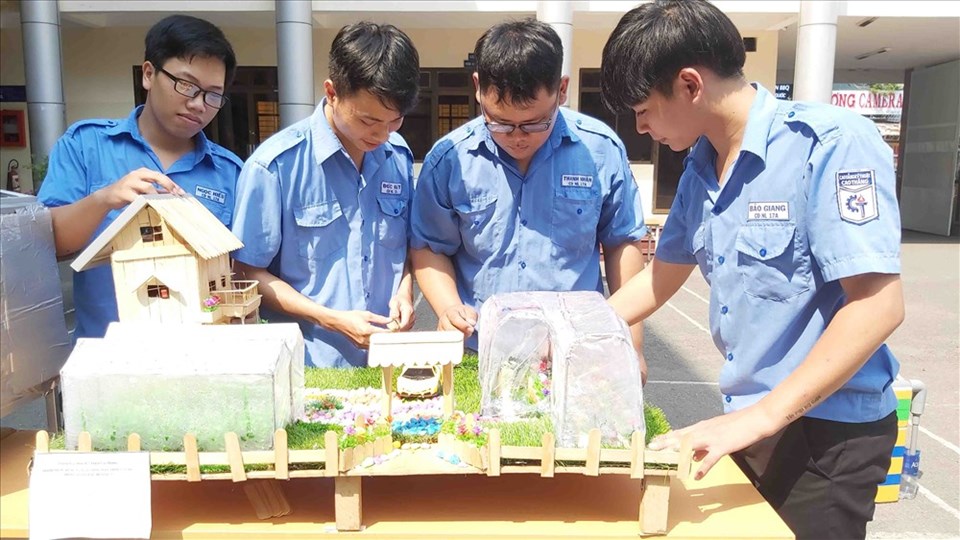Mô hình “Sử dụng năng lượng mặt trời trong việc tưới tiêu rau màu, cây trồng kết hợp nuôi cá và thắp sáng đèn vườn” của nhóm sinh viên năm 3 đã đoạt giải nhất. Ảnh: QUỲNH NHƯ Mô hình “Sử dụng năng lượng mặt trời trong việc tưới tiêu rau màu, cây trồng kết hợp nuôi cá và thắp sáng đèn vườn” của nhóm sinh viên năm 3 đã đoạt giải nhất. Ảnh: QUỲNH NHƯ