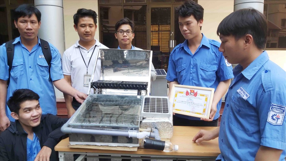 Giải nhì của cuộc thi thuộc về mô hình “Chưng cất nước biển thành nước ngọt”. Ảnh: QUỲNH NHƯ.