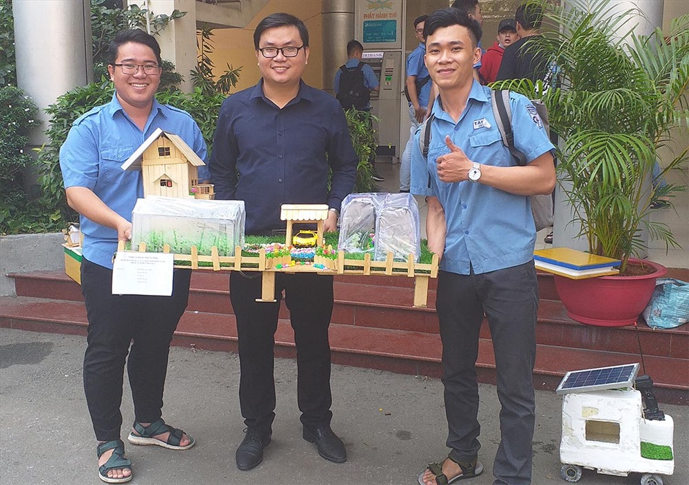 Mô hình “Sử dụng năng lượng mặt trời áp dụng trong hệ thống nhà kính”, sử dụng cho hệ thống tưới tiêu tự động được trao giải ba. Ành: QUỲNH NHƯ