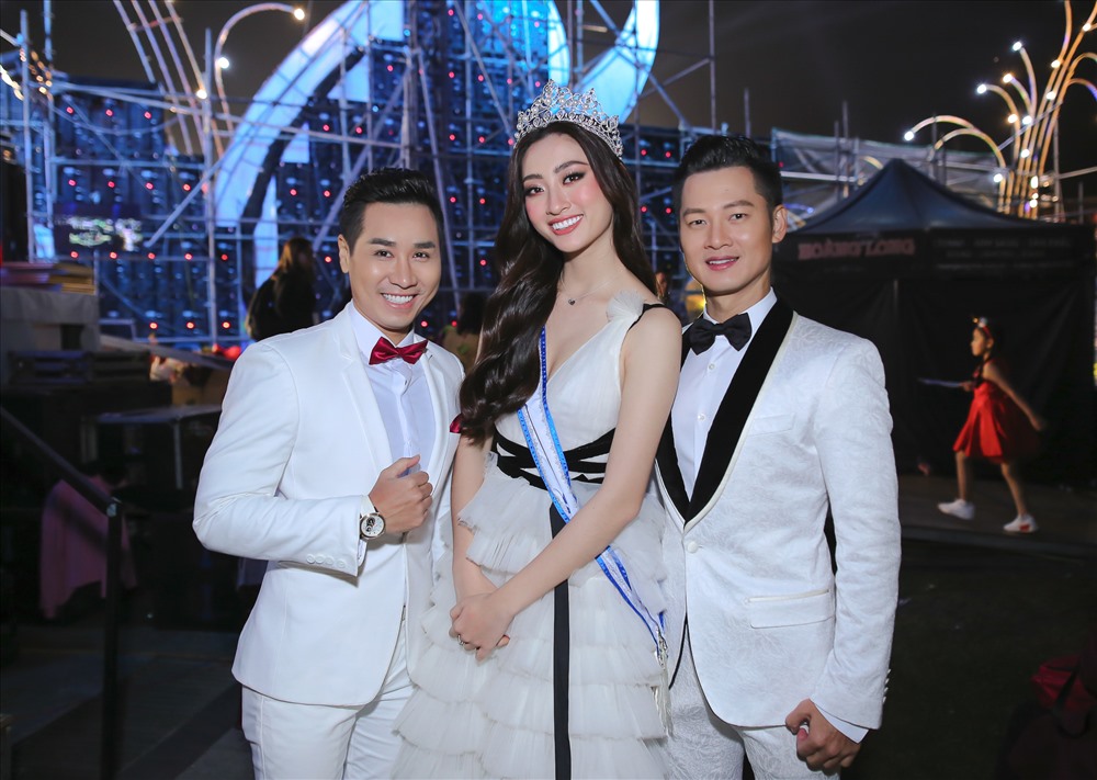Nguyên Khang vui vẻ chụp hình kỷ niệm bên Hoa hậu Lương Thuỳ Linh và nam ca sĩ Đức Tuấn.