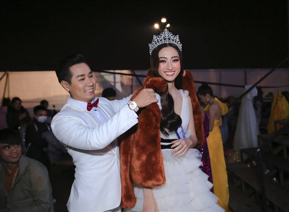 MC Nguyên Khang galant khoác áo ấm cho Hoa hâu Lương Thuỳ Linh dưới thời tiết lạnh giá của thành phố Đà Lạt. Ảnh: Nhân Võ.