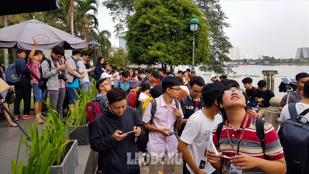 Dòng người háo hức chờ ngắm nhật thực.
