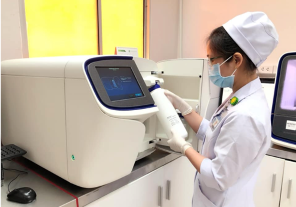 Giải trình tự các gen HLA với hệ thống giải trình tự thế hệ mới tại bệnh viện Truyền máu Huyết học TP.HCM. Ảnh: Website Sở Y tế TPHCM. Giải trình tự các gen HLA với hệ thống giải trình tự thế hệ mới tại bệnh viện Truyền máu Huyết học TP.HCM. Ảnh: Website Sở Y tế TPHCM.