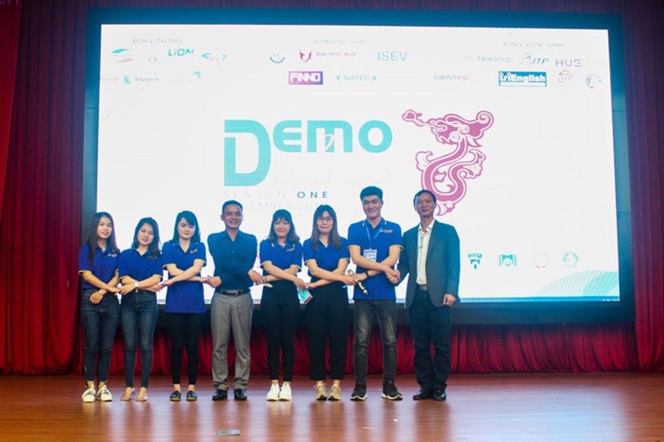 Đội thi gồm các bạn sinh viên Đại học Phú Xuân gọi vốn thành công tại cuộc thi Demo Day 2019. Đội thi gồm các bạn sinh viên Đại học Phú Xuân gọi vốn thành công tại cuộc thi Demo Day 2019.