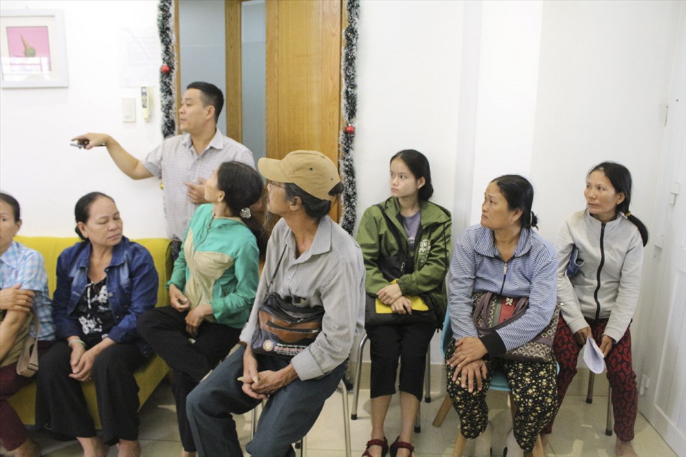 Những bà con đi khám chờ đợi tới lượt khám bệnh.