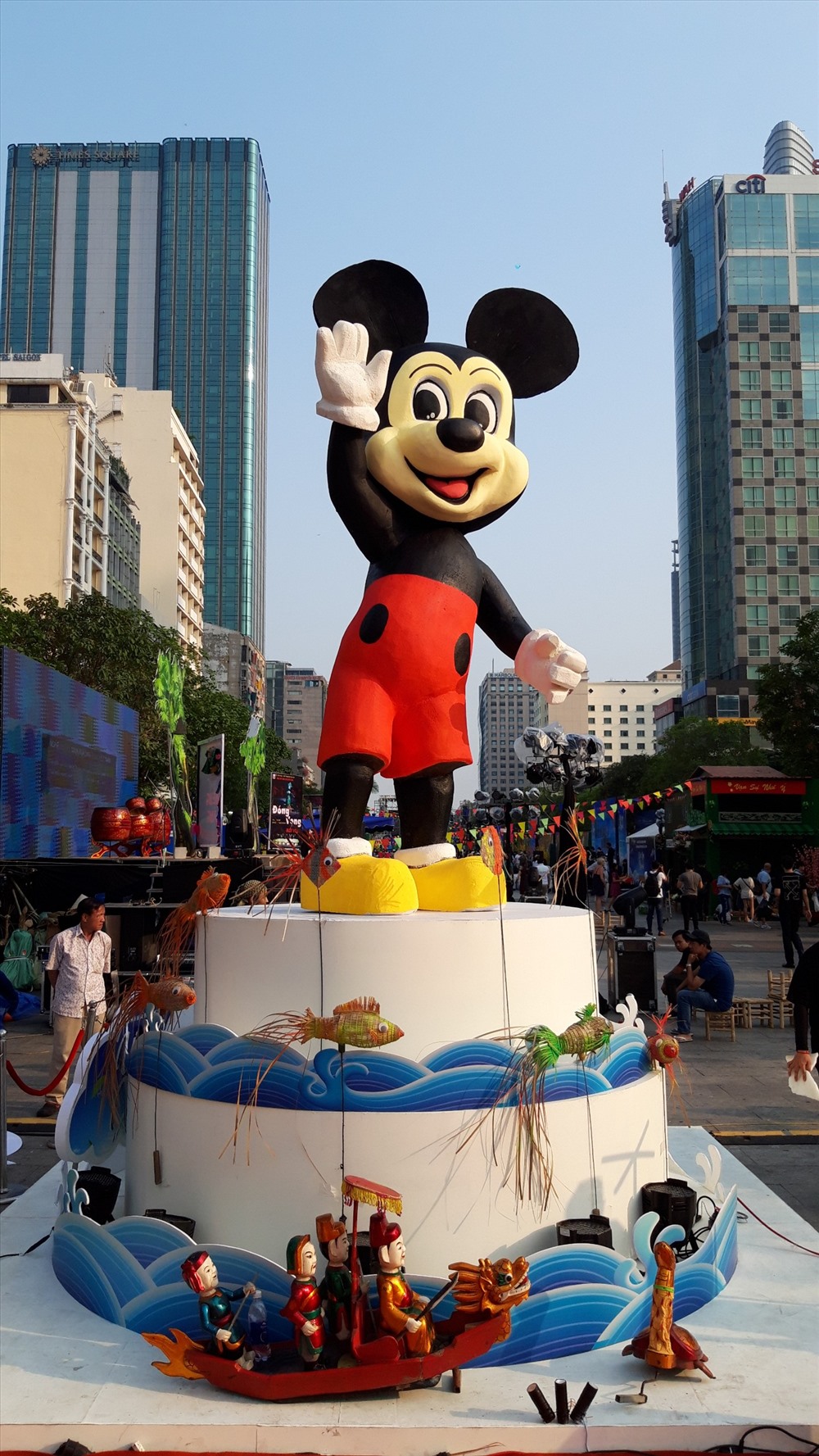 Chuột Mickey “khổng lồ” có chiều cao khoảng 12m. Ảnh TK.