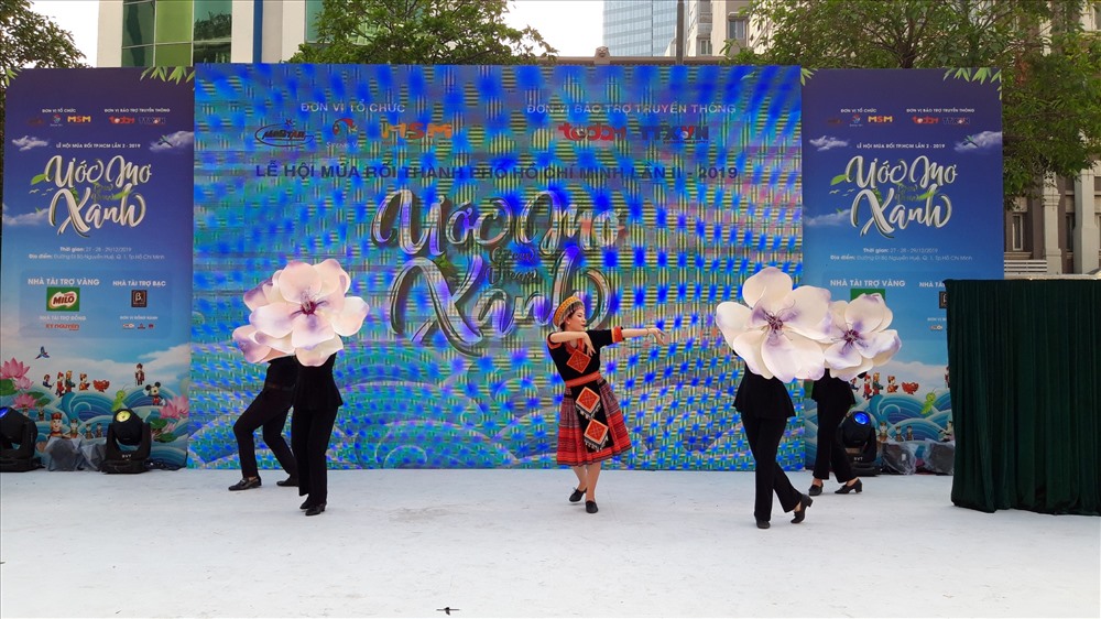 Màn biểu diễn múa dân tộc chuẩn bị chào mừng năm mới.