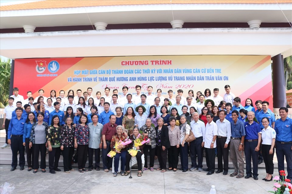 Thành Đoàn, Hội Sinh viên Việt Nam Thành phố, Câu lạc bộ Truyền thống Thành Đoàn TP.HCM tổ chức Chương trình “Họp mặt cán bộ Thành Đoàn các thời kỳ với Nhân dân vùng căn cứ Bến Tre” Thành Đoàn, Hội Sinh viên Việt Nam Thành phố, Câu lạc bộ Truyền thống Thành Đoàn TP.HCM tổ chức Chương trình “Họp mặt cán bộ Thành Đoàn các thời kỳ với Nhân dân vùng căn cứ Bến Tre”
