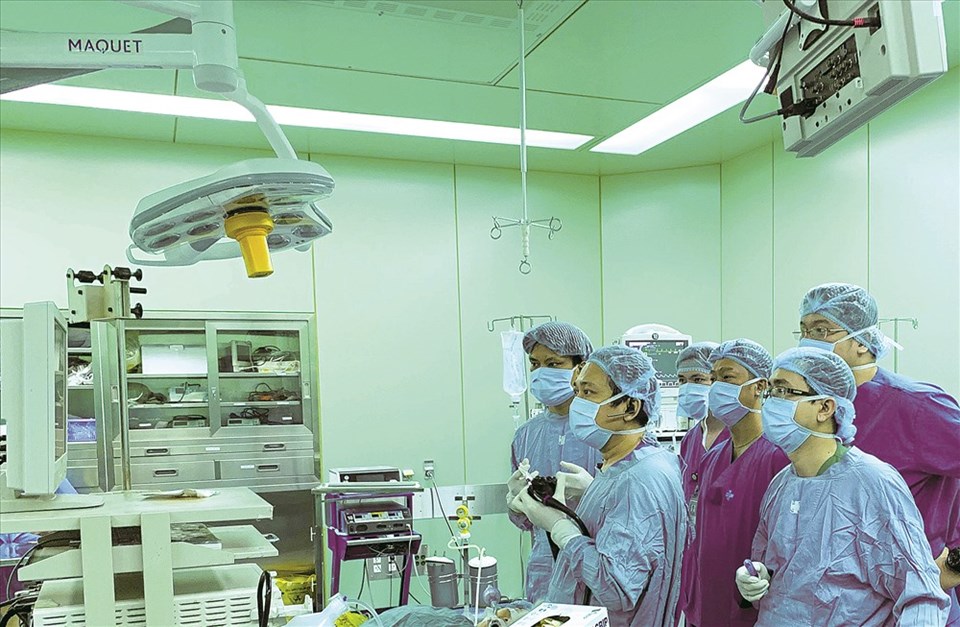Bác sĩ thực hiện kỹ thuật mở cơ qua nội soi đường miệng. Bác sĩ thực hiện kỹ thuật mở cơ qua nội soi đường miệng.