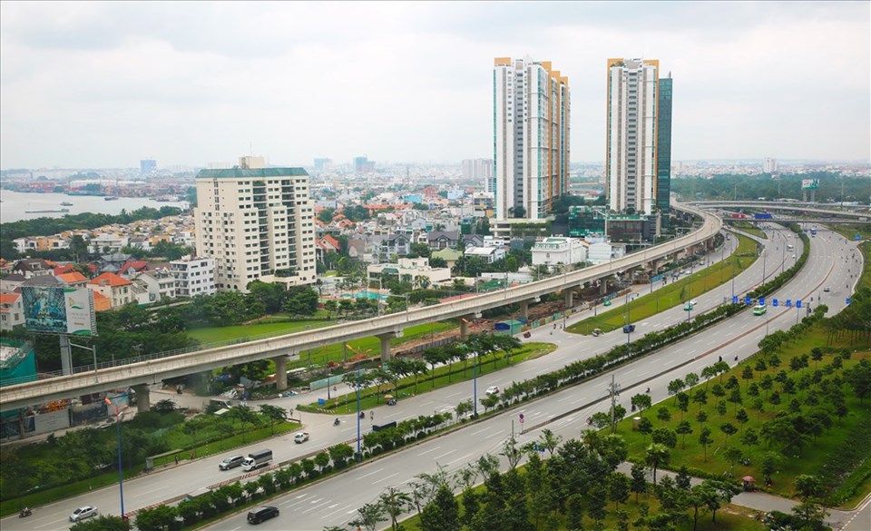 Tuyến metro số 1 (Bến Thành - Suối Tiên) uốn lượn trên xa lộ Hà Nội. Ảnh: M.Q Tuyến metro số 1 (Bến Thành - Suối Tiên) uốn lượn trên xa lộ Hà Nội. Ảnh: M.Q