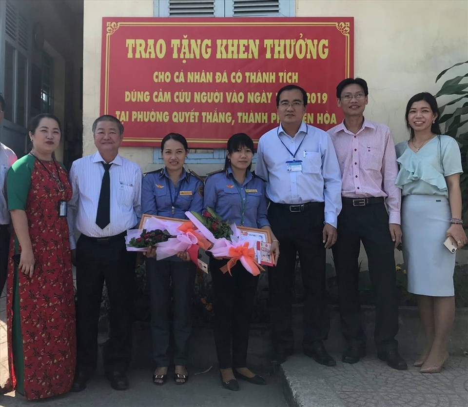 Khen thưởng tấm gương dũng cảm của chị Minh và chị Lan Khen thưởng tấm gương dũng cảm của chị Minh và chị Lan