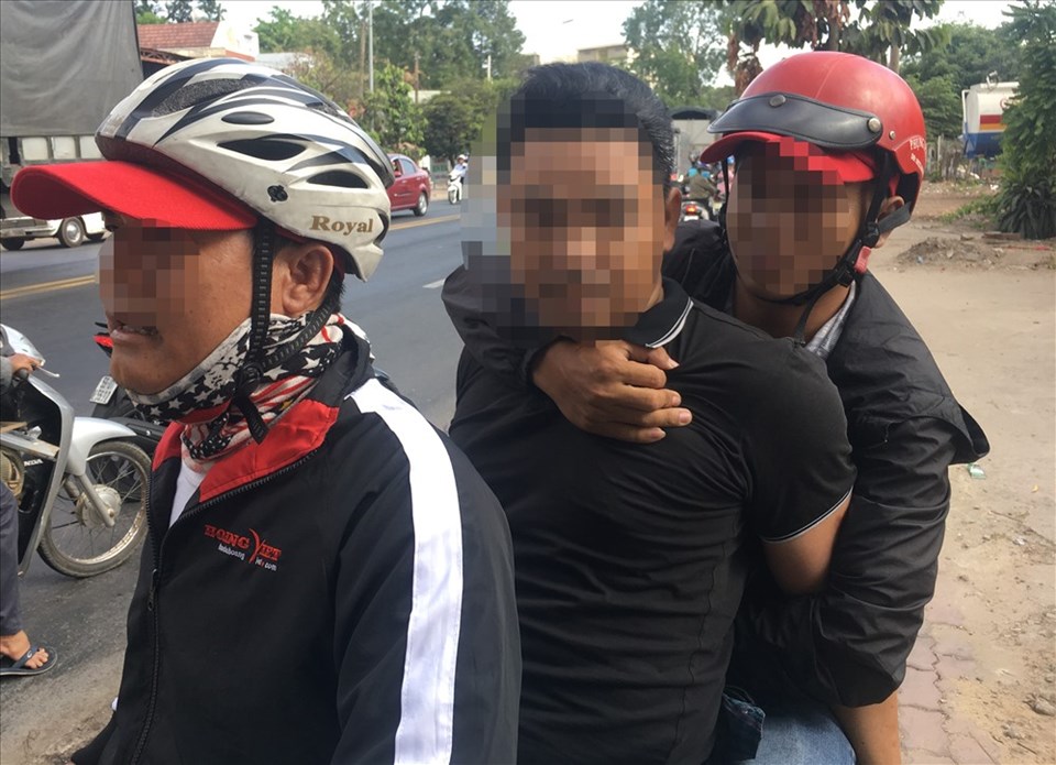 Các "hiệp sĩ" đưa T (giữa) về cơ quan công an để làm rõ nghi vấn dùng những hình ảnh nhạy cảm ép buộc bạn gái cũ đưa tiền. Các "hiệp sĩ" đưa T (giữa) về cơ quan công an để làm rõ nghi vấn dùng những hình ảnh nhạy cảm ép buộc bạn gái cũ đưa tiền.
