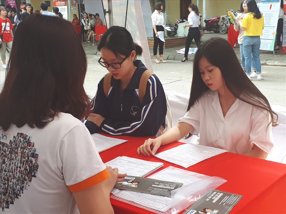 Nhà tuyển dụng hướng dẫn ứng viên nộp hồ sơ. Ảnh Anh Thư Nhà tuyển dụng hướng dẫn ứng viên nộp hồ sơ. Ảnh Anh Thư