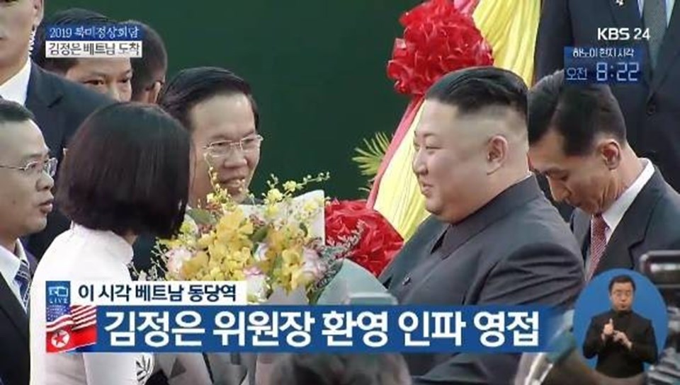Khoảnh khắc nữ sinh mặc áo dài trắng tặng hoa cho Chủ tịch Kim Jong-un khi vị lãnh đạo này bước xuống xe lửa. Ảnh chụp màn hình. Khoảnh khắc nữ sinh mặc áo dài trắng tặng hoa cho Chủ tịch Kim Jong-un khi vị lãnh đạo này bước xuống xe lửa. Ảnh chụp màn hình.